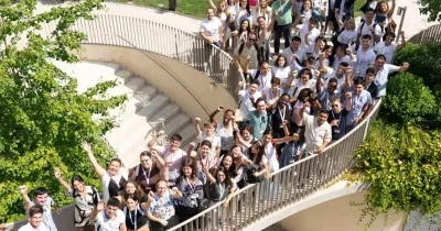 Celebración del Congreso Estatal de Estudiantes con Discapacidad Intelectual, participantes en la calle alzando la mano