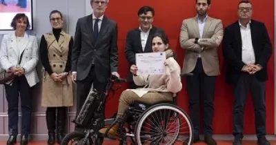 Fotografía en la que se ve a una chica en silla de ruedas recibiendo el diploma (Fuente: Jorge Villa)