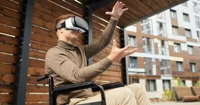 Persona en silla de ruedas usando gafas virtuales