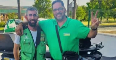 Gonzalo Sánchez junto a un compañero, al fondo el quad