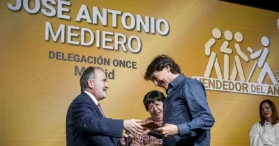 José recogiendo el premio delante de los directivos de la ONCE