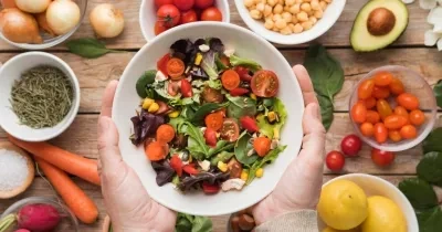 comida saludable: ensalada, tomates, aguacates, zanahoria, ajos, especias, quinoa, limón, canónigos y cebolla