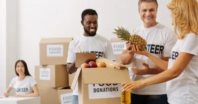 Personas voluntarias participando en una recogida de alimentos