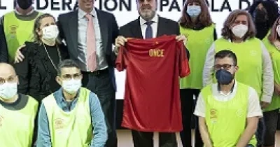 Momento en que Luis Rubiales y Miguel Carballeda, firman el convenio y regalan al segundo una camiseta