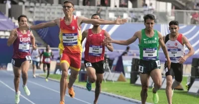 VARIAS PERSONAS COMPETIENDO EN UNA CARRERA DE ATLETISMO ADAPTADO