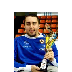 Yeray sosteniendo un trofeo en la competición de baloncesto en silla de ruedas