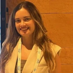 La doctora Ana Cabezas posando a cámara, vestida con un uniforme de doctora