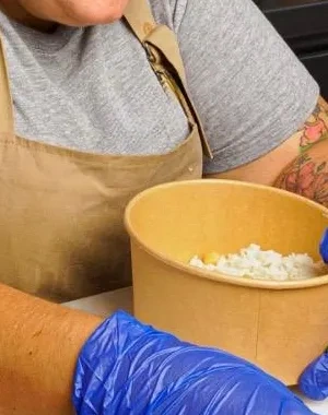 persona con encurtidos