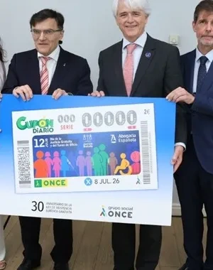 Varios representantes haciendo el acto de entrega del cupón
