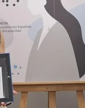Presentación del sello con todas las personas competentes de CERMI y CORREOS, en la sede del CERMI