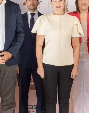 Grupo de participantes posa durante la entrega de los Premios Dependencia y Sociedad 2026 de Fundación Caser, frente al photocall del evento. En primer plano aparece una persona usuaria de silla adaptada, acompañada por representantes institucionales y entidades vinculadas al ámbito de la dependencia y la inclusión.