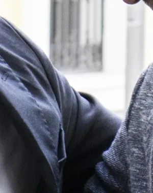 Pablo Bustinduy saludado afectuosamente a Luis Cayo Pérez en la puerta de la sede del CERMI 