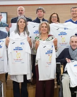 Médicos, pacientes y autoridades durante la presentación de la prueba popular solidaria Foto de CSCLM