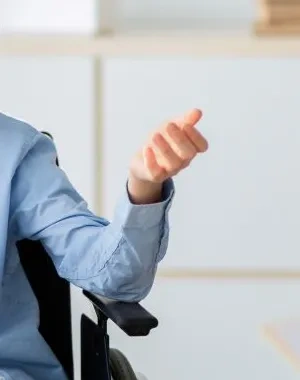 persona en silla de rueda hablando con un doctor