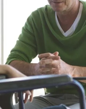 persona en silla de ruedas