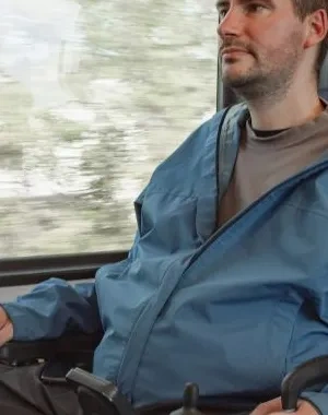 Un hombre con movilidad reducida viaja en tren