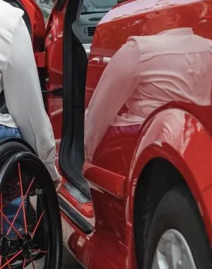 Un joven en silla de ruedas accede a su coche