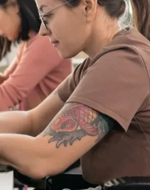 Dos mujeres trabajan en costura de patrones en un centro especial de empleo