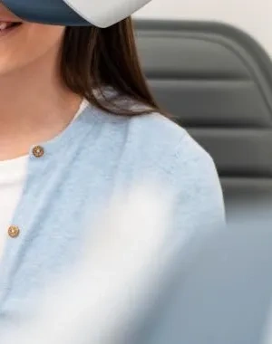 La chica sonriente haciéndose una prueba de visión con una máquina en los ojos 