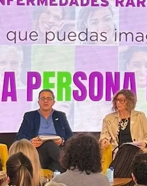 diversas personas en el acto de feder