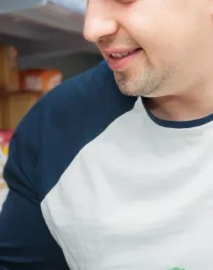 Un hombre comprando en el supermercado 