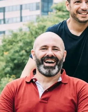 Imagen de un hombre en silla de ruedas acompañado durante un paseo