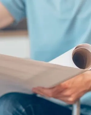 Un hombre en silla de ruedas con unos documentos en la mano