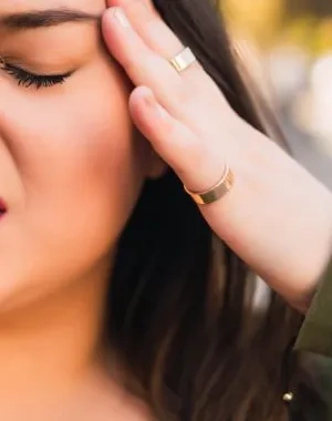 Una mujer se toca la cabeza por una migraña