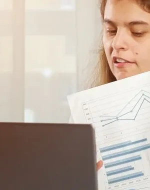 Mujer con discapacidad intelectual leyendo un libro