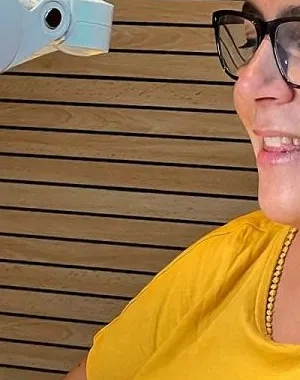 Persona con auriculares sentada en un estudio de grabación frente a un micrófono profesional mientras lee el libro León XIV, el León de la paz, de Almudena Hernández. La imagen muestra la grabación de la versión sonora de la obra, con paneles acústicos de madera al fondo y el ejemplar abierto sobre un atril.