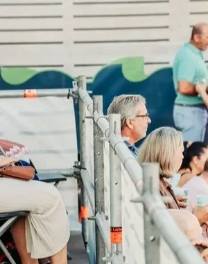 Una mujer en silla de ruedas en un lugar accesible de un evento