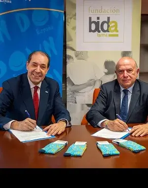 Momento de la firma del acuerdo de colaboración entre Fundación Bidafarma y Down España, con sus representantes (Fuente: Fundación Bidafarma)