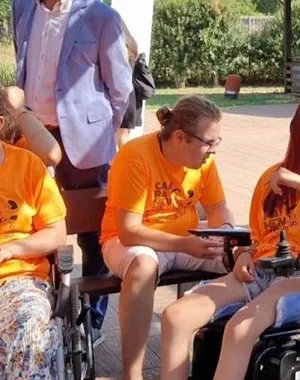 Personas participantes del campus con las camisetas naranjas de la asociación