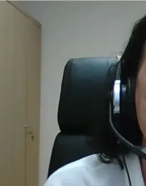 Captura de una videoconferencia institucional. En el centro, una persona sentada en un despacho, frente a la cámara, con auriculares y micrófono, interviene desde su puesto de trabajo. A la izquierda de la pantalla aparece una intérprete de lengua de signos española sobre fondo neutro. En el margen superior se muestran los logotipos del Gobierno de España, Fundación CERMI Mujeres y otras entidades, junto al texto “#PalestraConvenciónONU”. En la parte inferior se ven subtítulos en español.