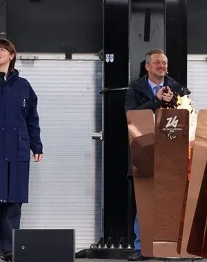 Ceremonia de apertura de los anteriores juegos con 2 personas portando las antorchas paralímpicas