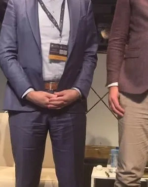Cinco ponentes posan sobre el escenario de la Convención Europea de la Dependencia 2026, celebrada en Madrid. Detrás de ellos se observa una pantalla con el nombre del evento y varios logotipos institucionales. En el escenario hay sillones blancos y mesas auxiliares, en un espacio preparado para una mesa de debate sobre el futuro de los cuidados de larga duración, la atención sanitaria y la dependencia en Europa.