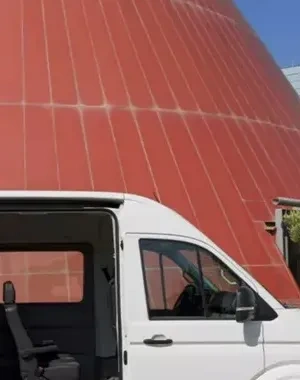 Fotografía del vehículo Crafter People PMR con varias personas alrededor observándolo.