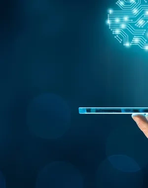 Ilustración de unja mano sosteniendo una tablet, de la que sale un cerebro realizado con puntos simulando la inteligencia artificial