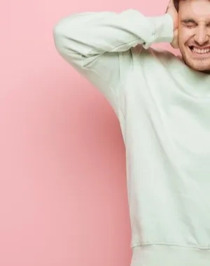 Hombre tapándose los oídos por el ruido tan molesto que escucha