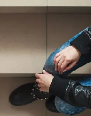 mujer triste sentada en las escaleras