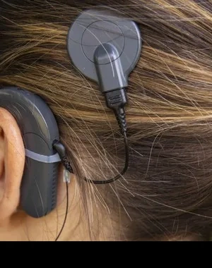 Una mujer con audífono de implante coclear