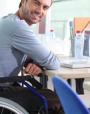 Persona en silla de ruedas trabajando en un escritorio