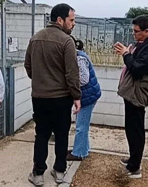 Los participantes del proyecto visualizando sus obras en el CRAS