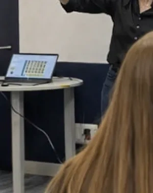 Una profesora enseñando lengua de signos a unos alumnos