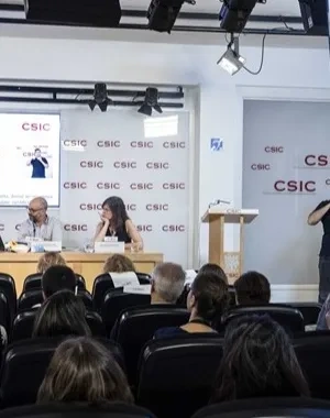 Acto de presentación con medios acreditados en la sede del CSIC  y los representantes en la mesa central