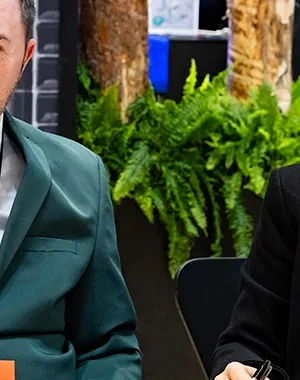 dos personas firmando el convenio