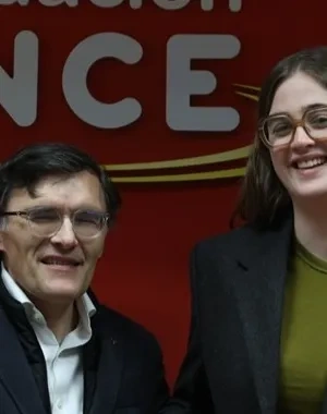 Foto de firma entre Alberto Durán y Andrea González, delante del logo de Fundación ONCE