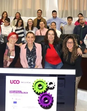 Los alumnos junto a la profesora en el aula posando