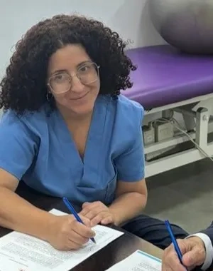 Acto de firma del acuerdo de donación entre Donoso y la jefa de rehabilitación del centro.