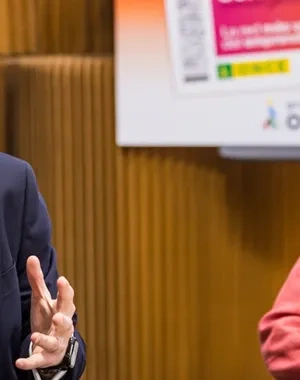 Conversación entre Alberto Durán y Benjumea en una mesa